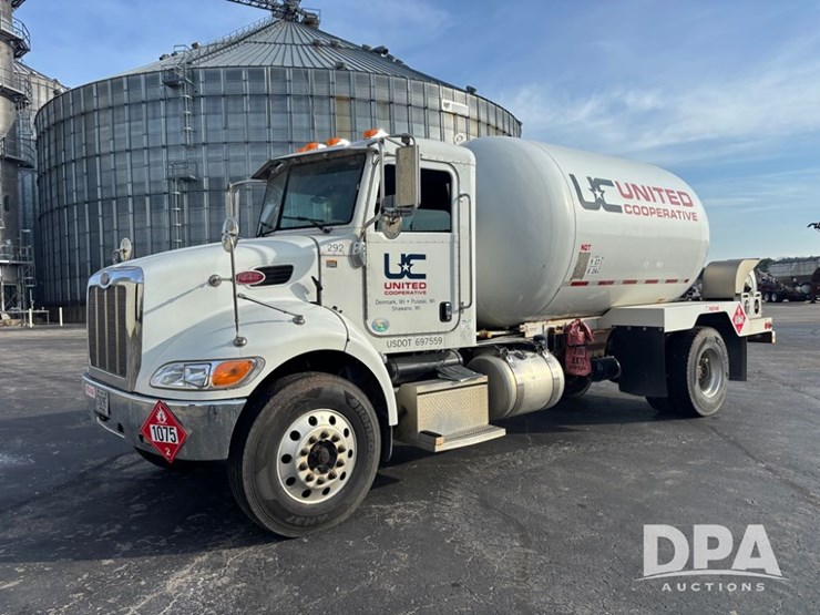 2013-peterbilt-337-image-23