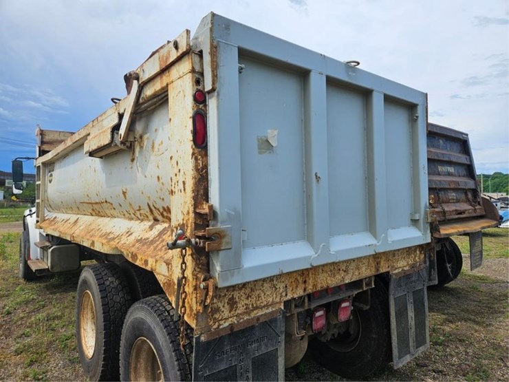 #2525-•-2006-freightliner-m2-tandem-axle-dump-truck-image-11