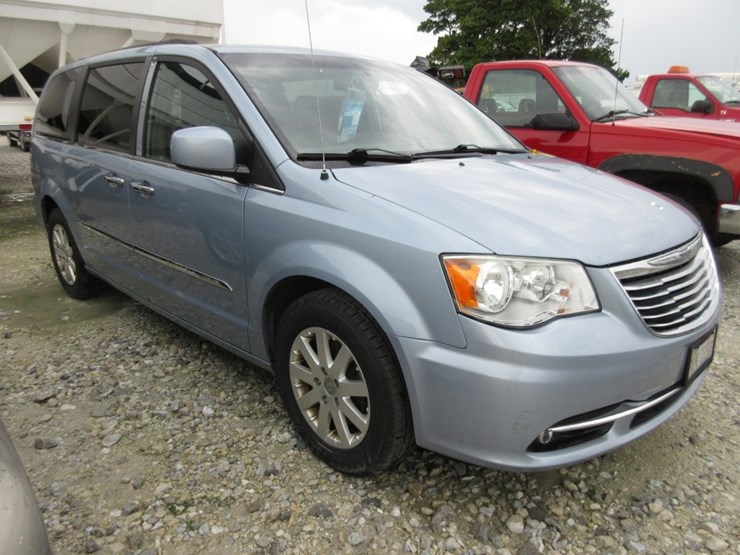 2016-chrysler-town-&-country-image-2