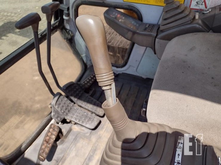1992-deere-490e-image-11