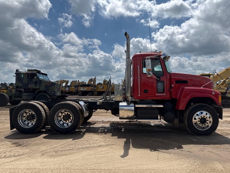 2012-mack-chu613-day-cab-flat-top-road-tractor-image-5