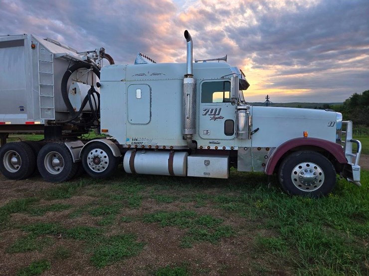 2000-peterbilt-379-image-3