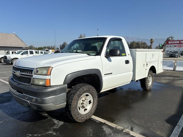 2005-chevrolet-silverado-2500-image-2