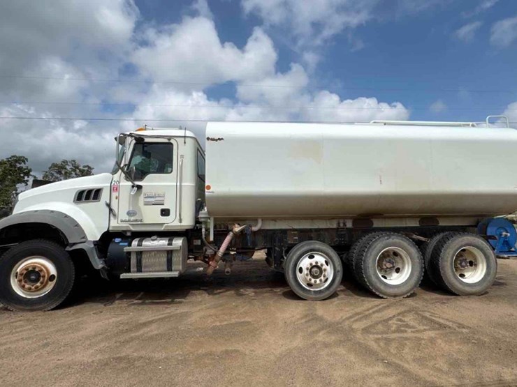 2014-mack-gu713-water-truck-image-1