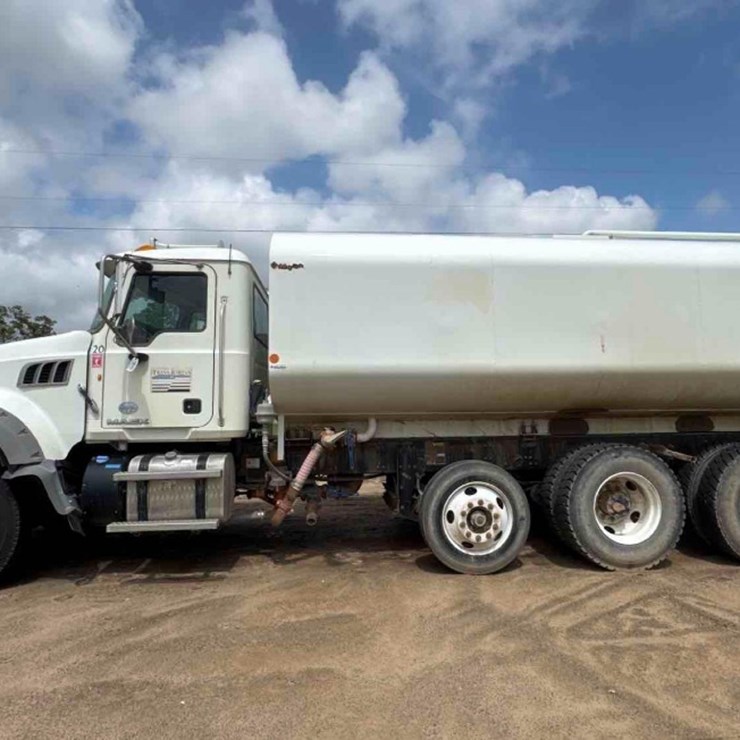 2014 MACK GU713 WATER TRUCK