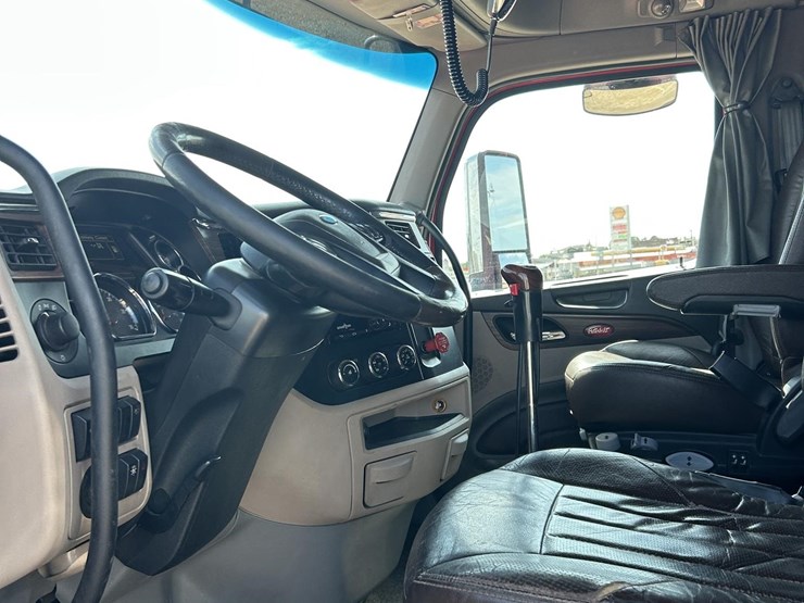2020-peterbilt-567-image-25