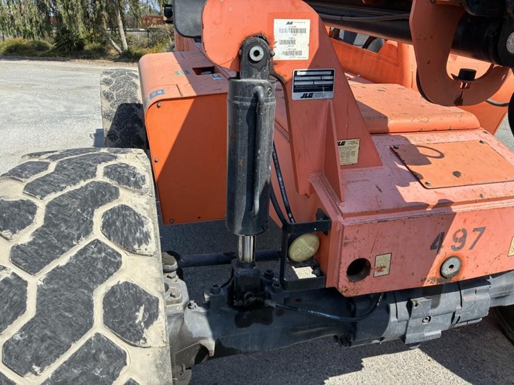 2015-jlg-8042-image-7
