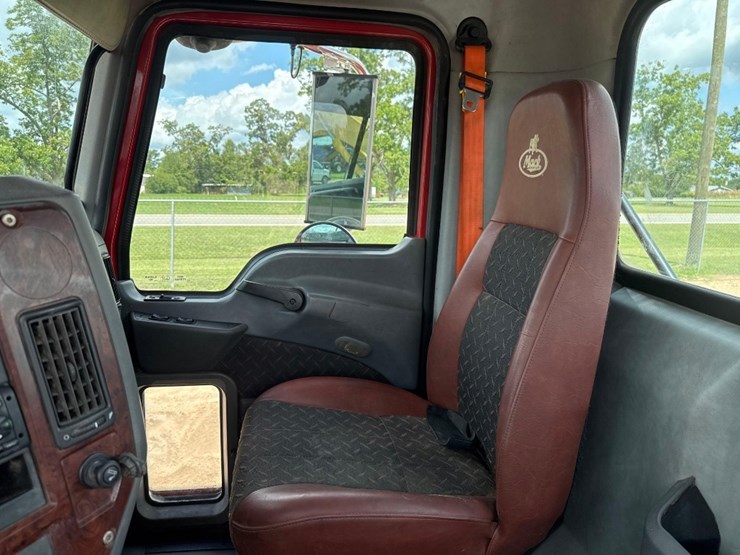 2012-mack-chu613-day-cab-flat-top-road-tractor-image-32