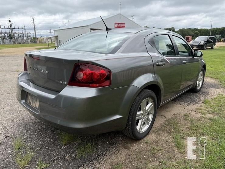 2013-dodge-avenger-image-4