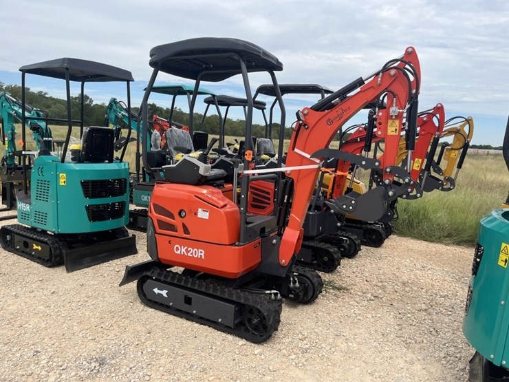 cfg-qk20r-mini-excavator-image-1