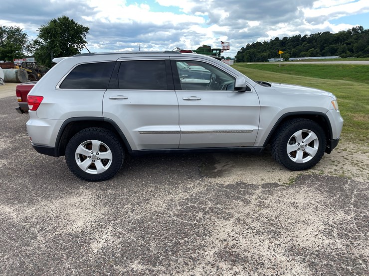 2011-jeep-grand-cherokee-laredo-image-4