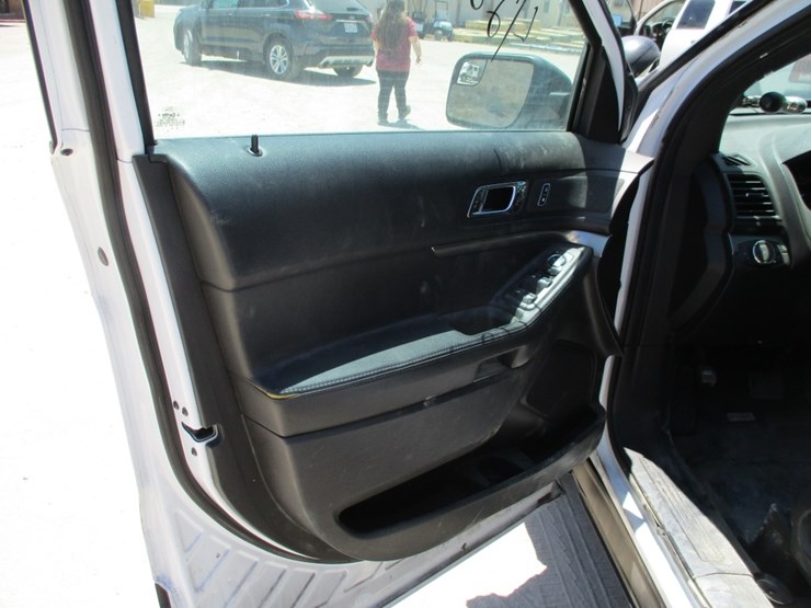 2016-ford-explorer-image-13