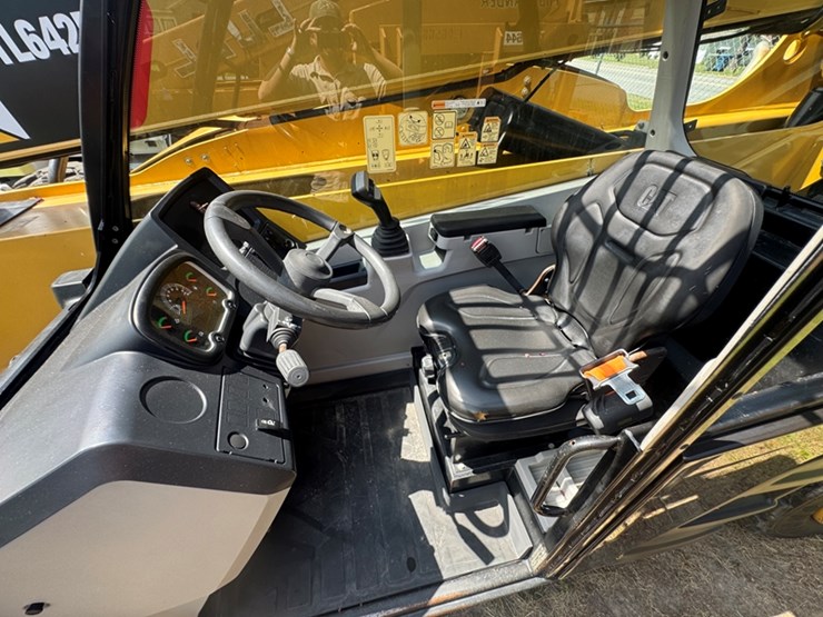 2017-caterpillar-tl642d-image-5