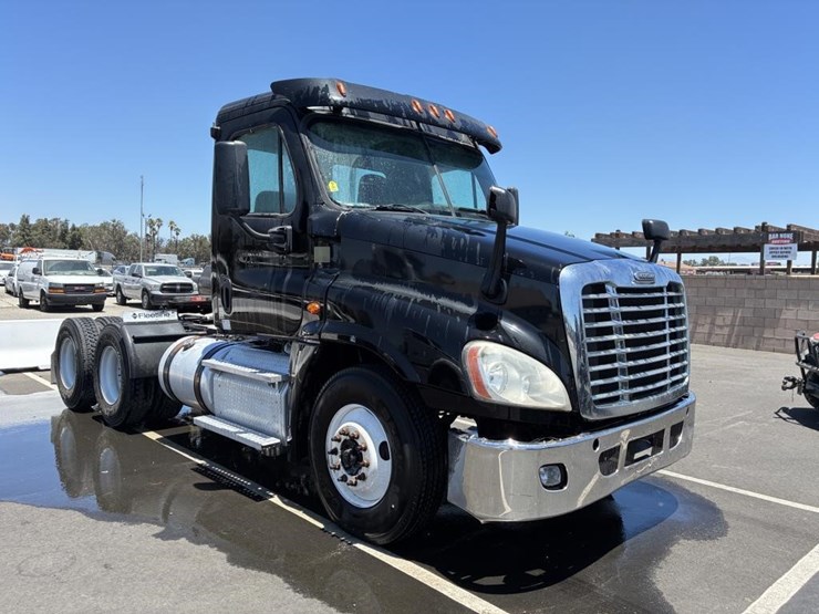 2016-freightliner-cascadia-truck-tractor-image-2