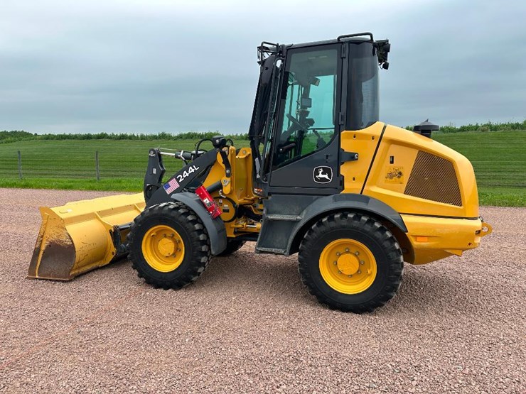 2019-deere-244l-image-6