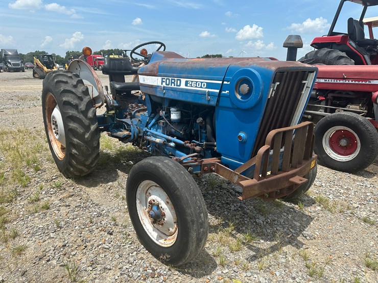 1981-ford-2600-image-2