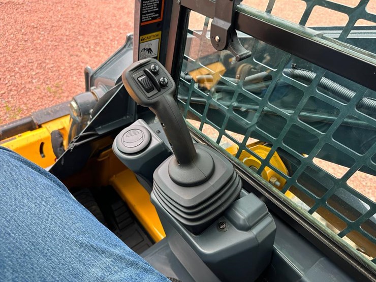 2020-deere-317g-image-40