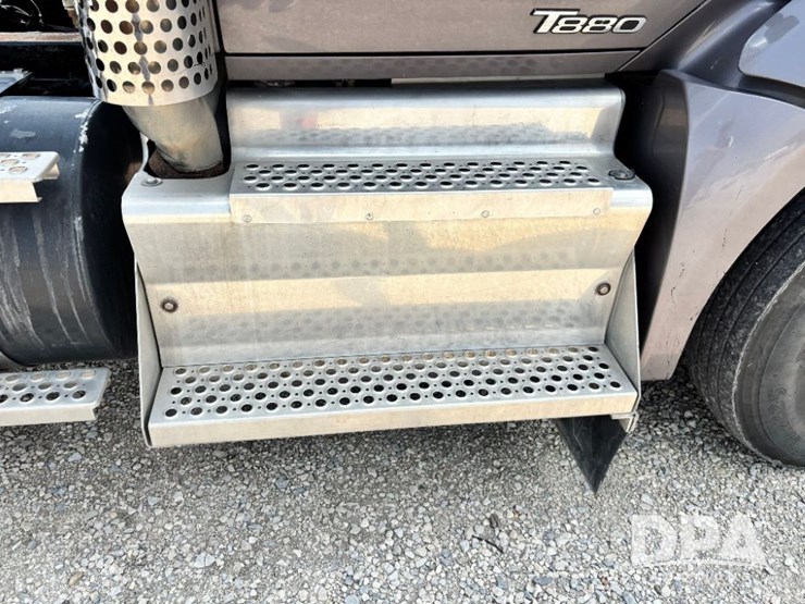 2016-kenworth-t880-image-51