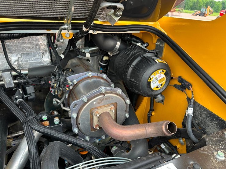 2020-deere-317g-image-34