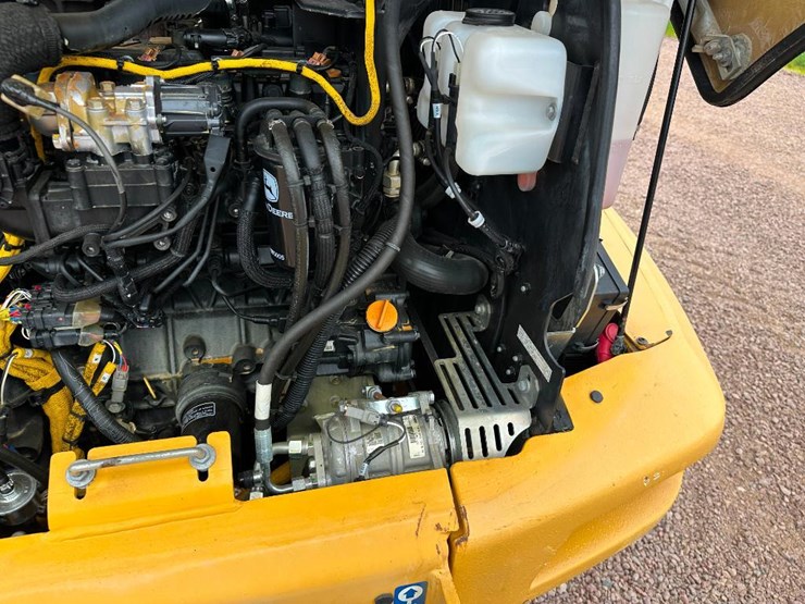 2019-deere-244l-image-41