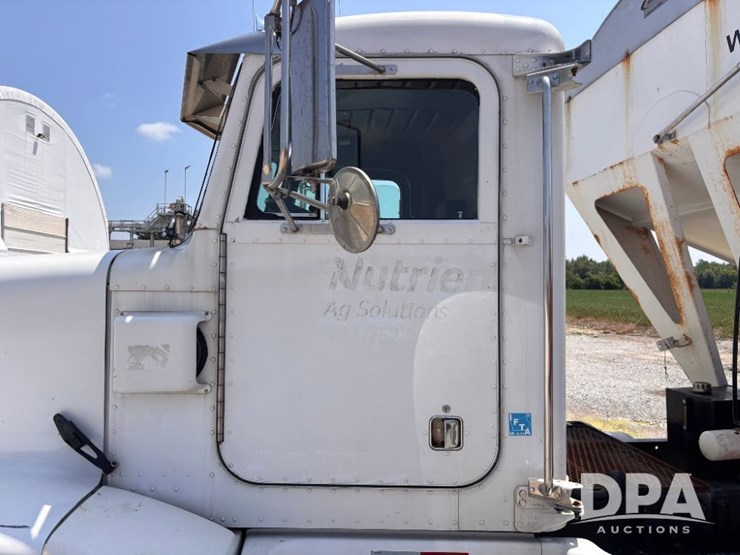 1996-peterbilt-377-image-22