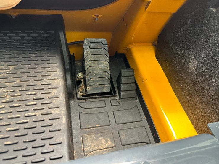 2020-deere-317g-image-51