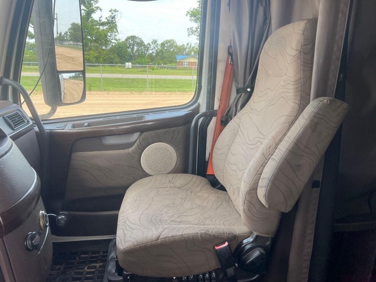 2012-volvo-dbl-sleeper-road-tractor-image-32