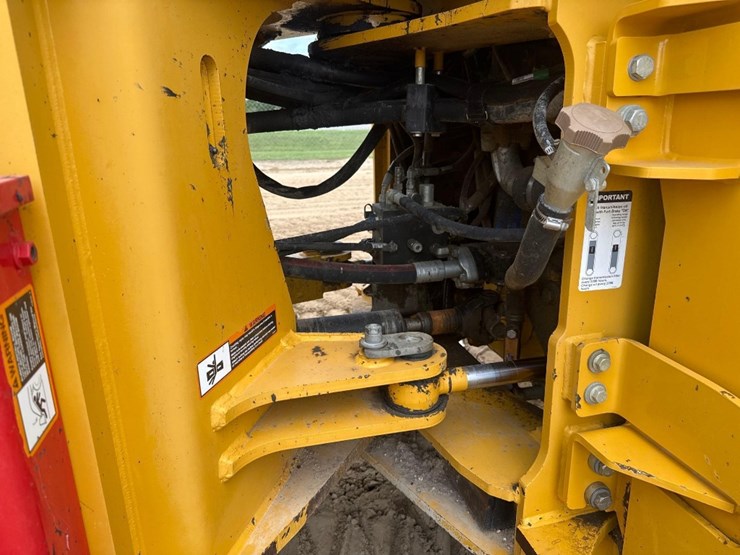 2017-deere-624k-image-11