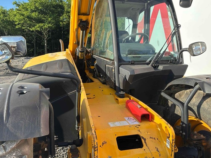 2011-jcb-541-70-image-8