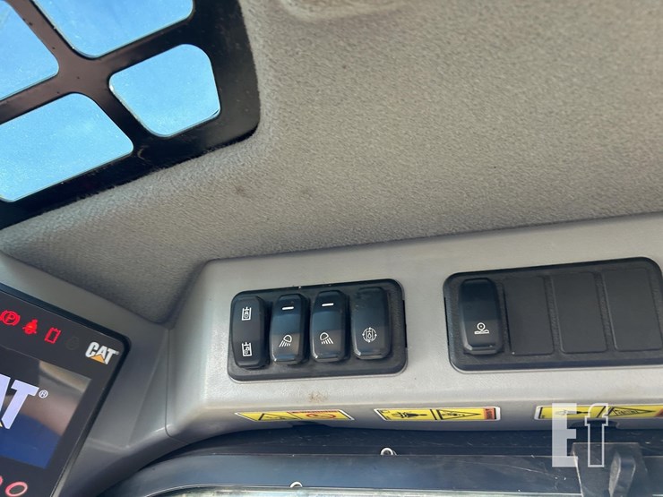 2019-caterpillar-262d3-image-29