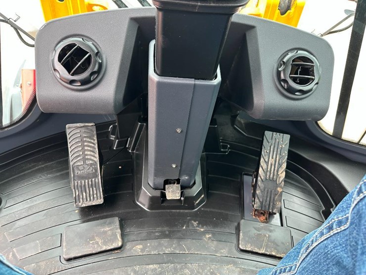 2019-deere-244l-image-54