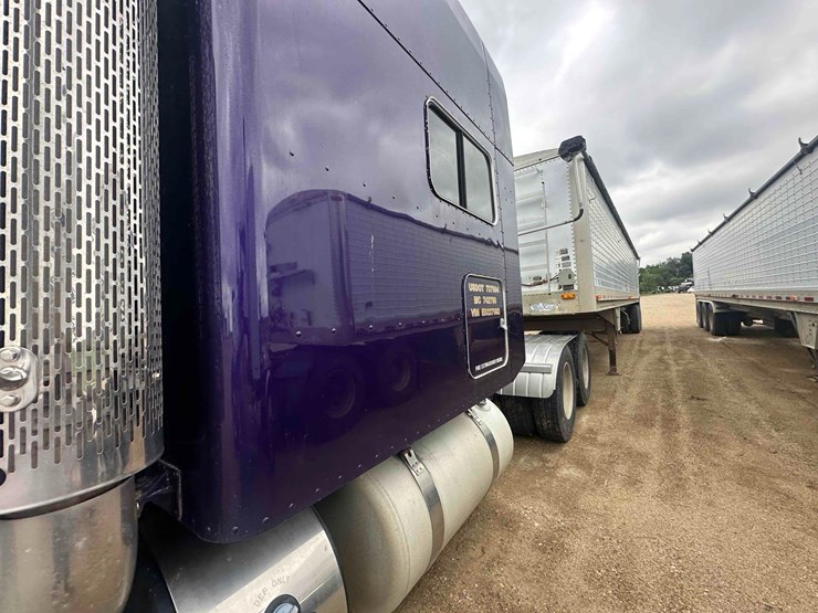 peterbilt-388-image-10
