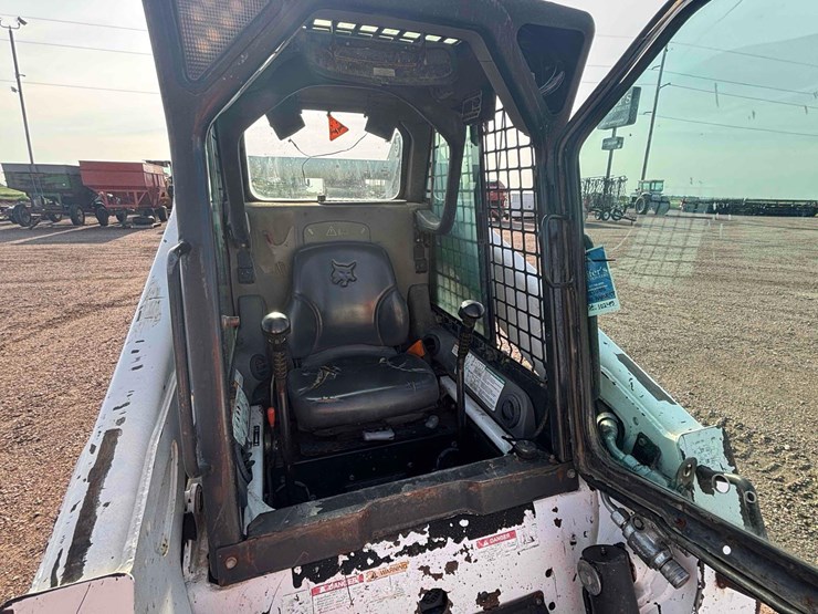 2008-bobcat-t320-image-13