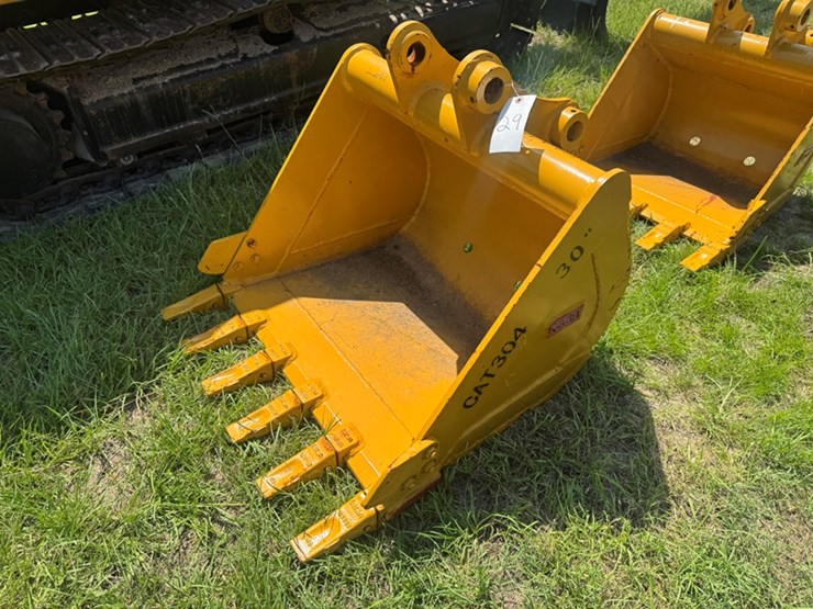 teran-30"-cat304-excavator-bucket-image-1