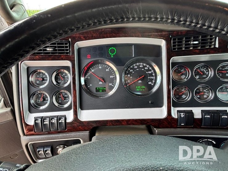 2014-kenworth-w900-image-100