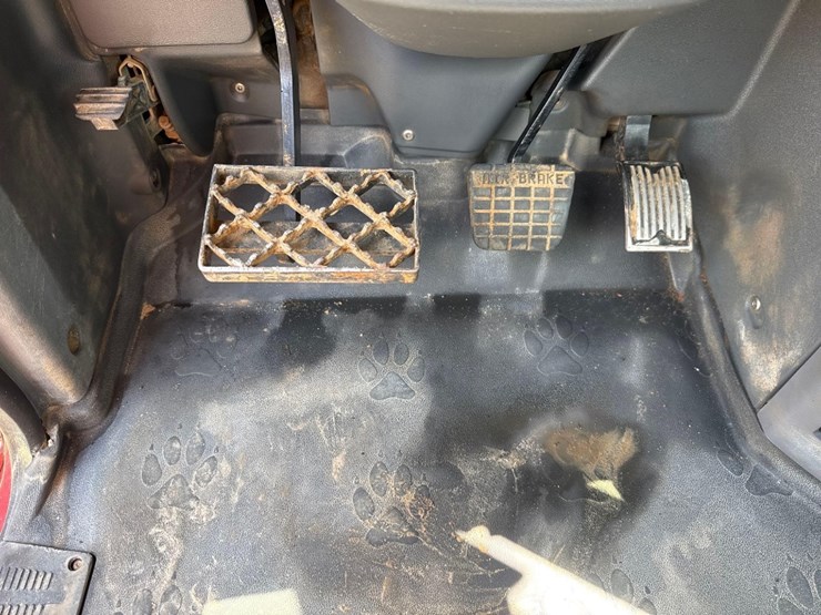 2012-mack-chu613-day-cab-flat-top-road-tractor-image-31