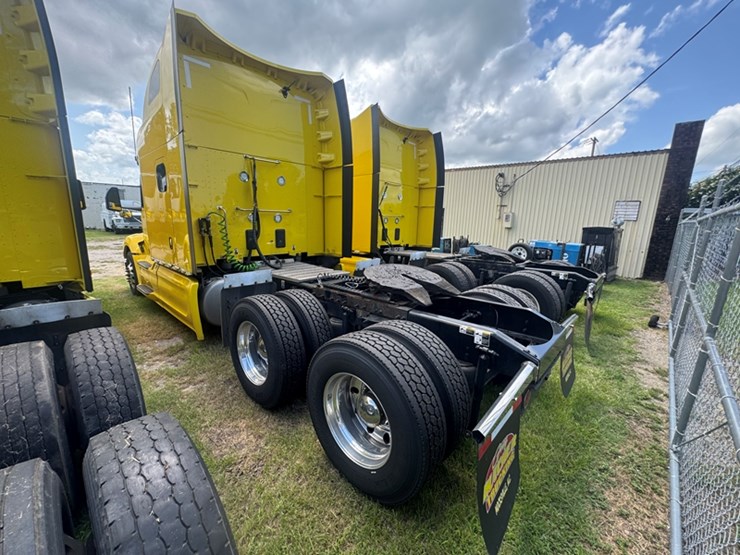 2023-peterbilt-579-image-4