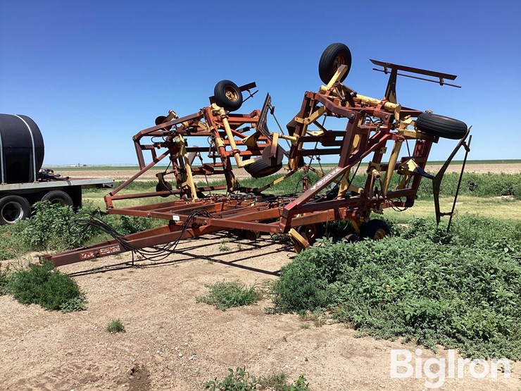 1981-versatile-noble-9600-9x6-sweep-blade-plow-image-1