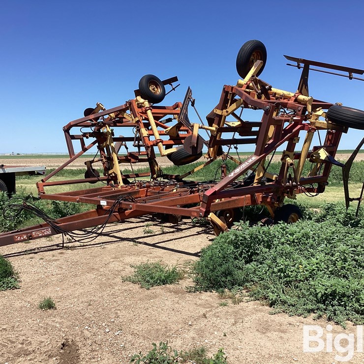 1981 Versatile Noble 9600 9x6 Sweep Blade Plow