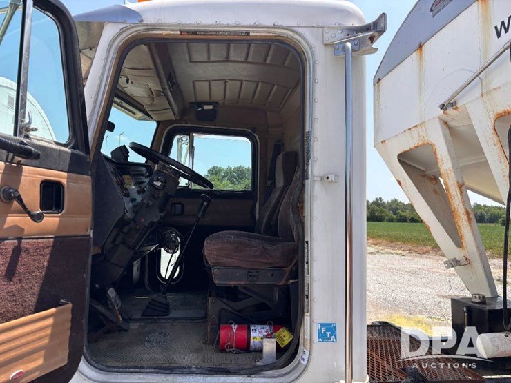 1996-peterbilt-377-image-79