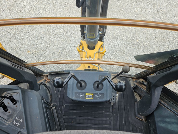 2018-deere-310l-image-24