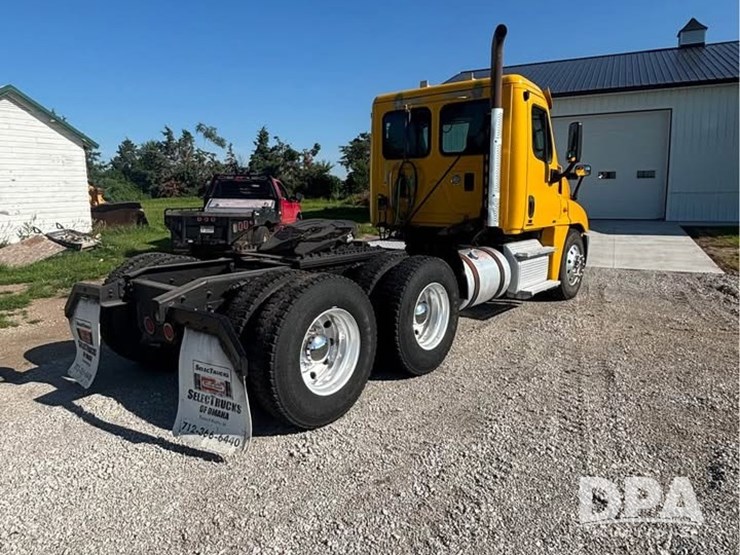 2012-freightliner-cascadia-truck-(lld1293)-image-3