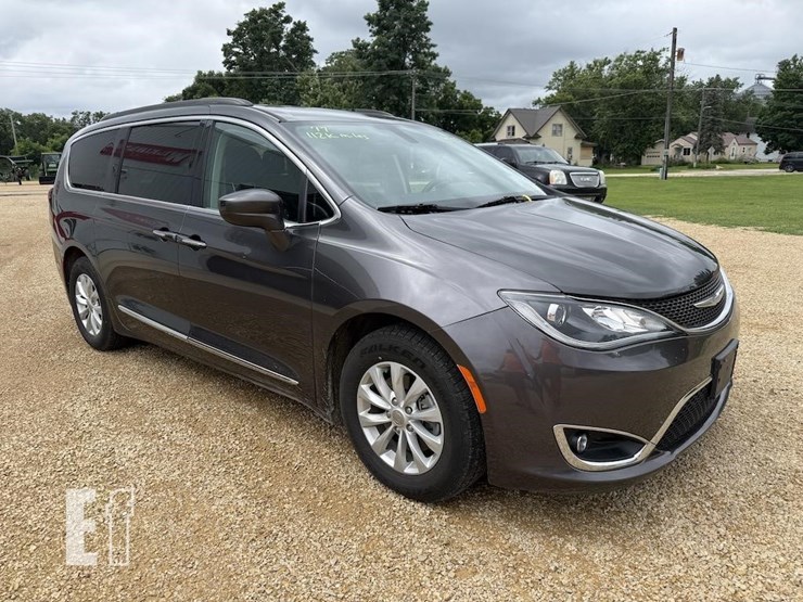 2017-chrysler-pacifica-image-3