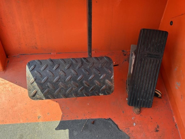 2015-jlg-8042-image-12