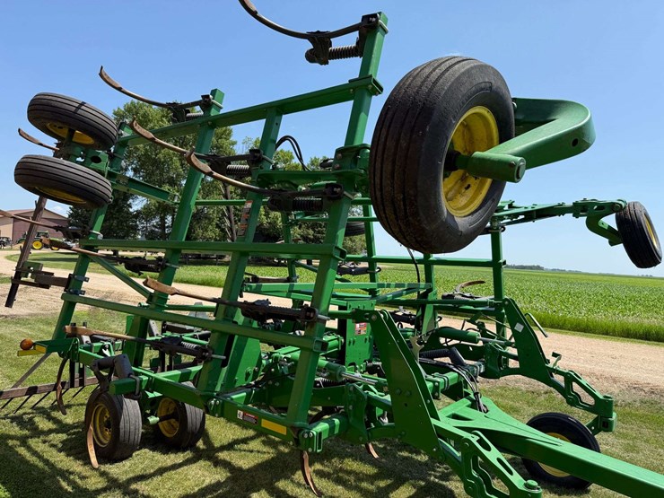 2011-john-deere-2410-image-21
