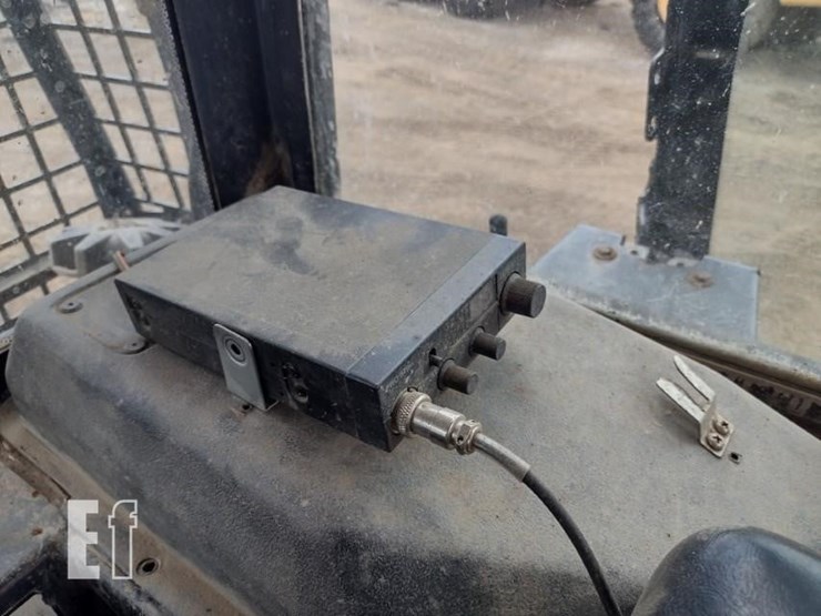 2006-deere-700j-lt-image-12
