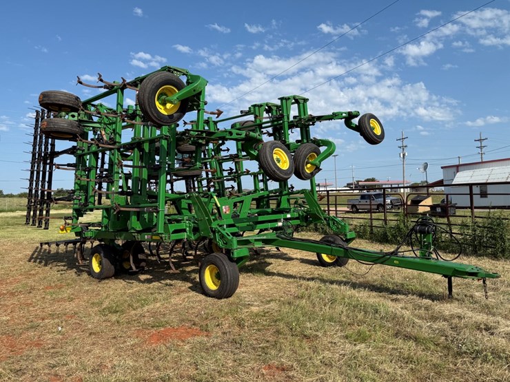 2013-john-deere-2210-image-1