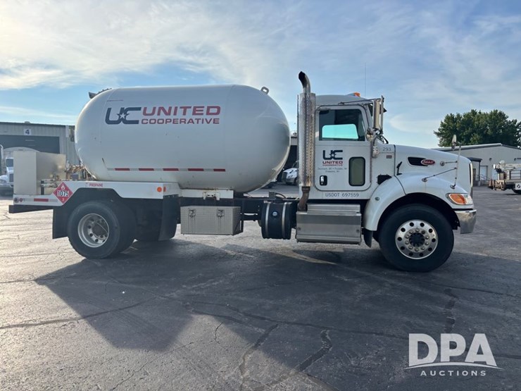 2013-peterbilt-337-image-16