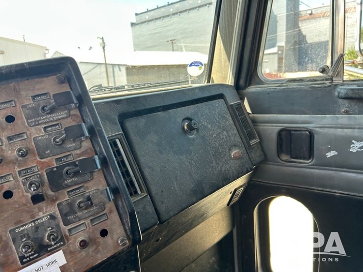 1998-peterbilt-378-image-44