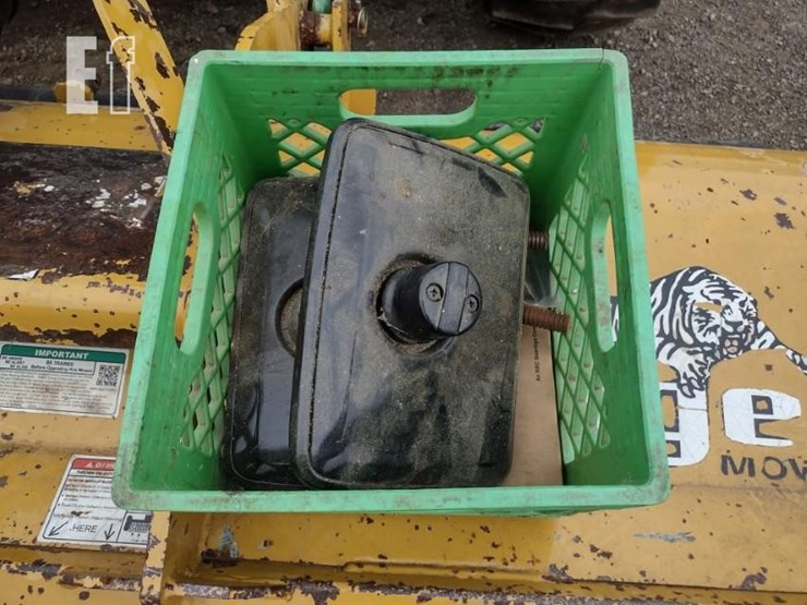 2015-john-deere-6105d-image-41